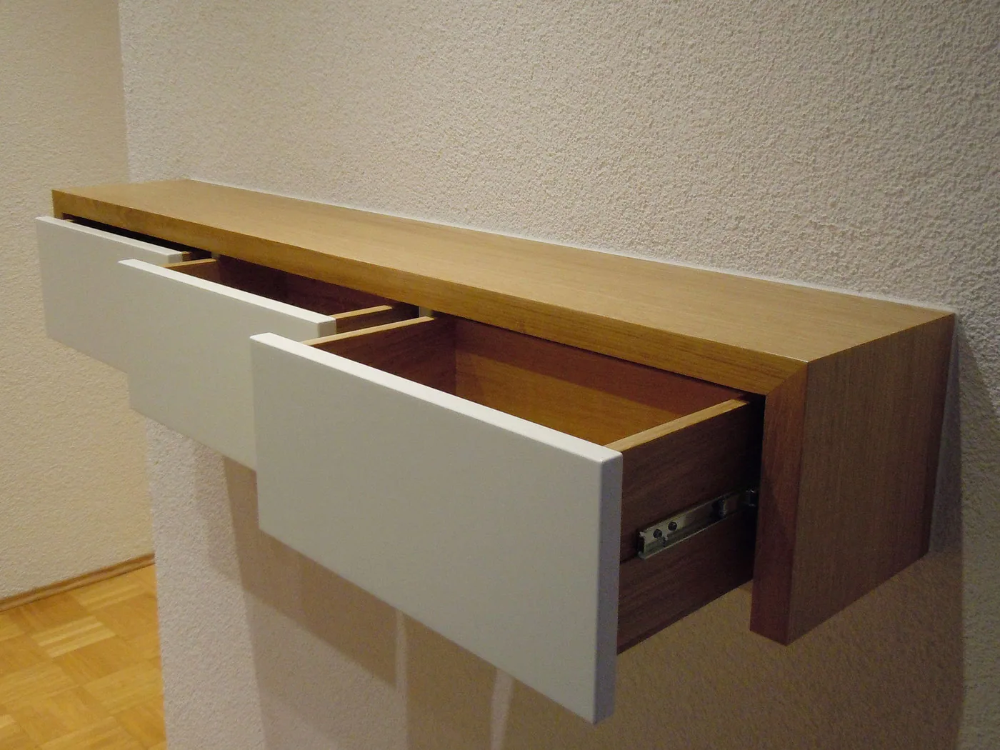 Detail einer maßgefertigten Schublade aus der Werkstatt der Schreinerei Haas