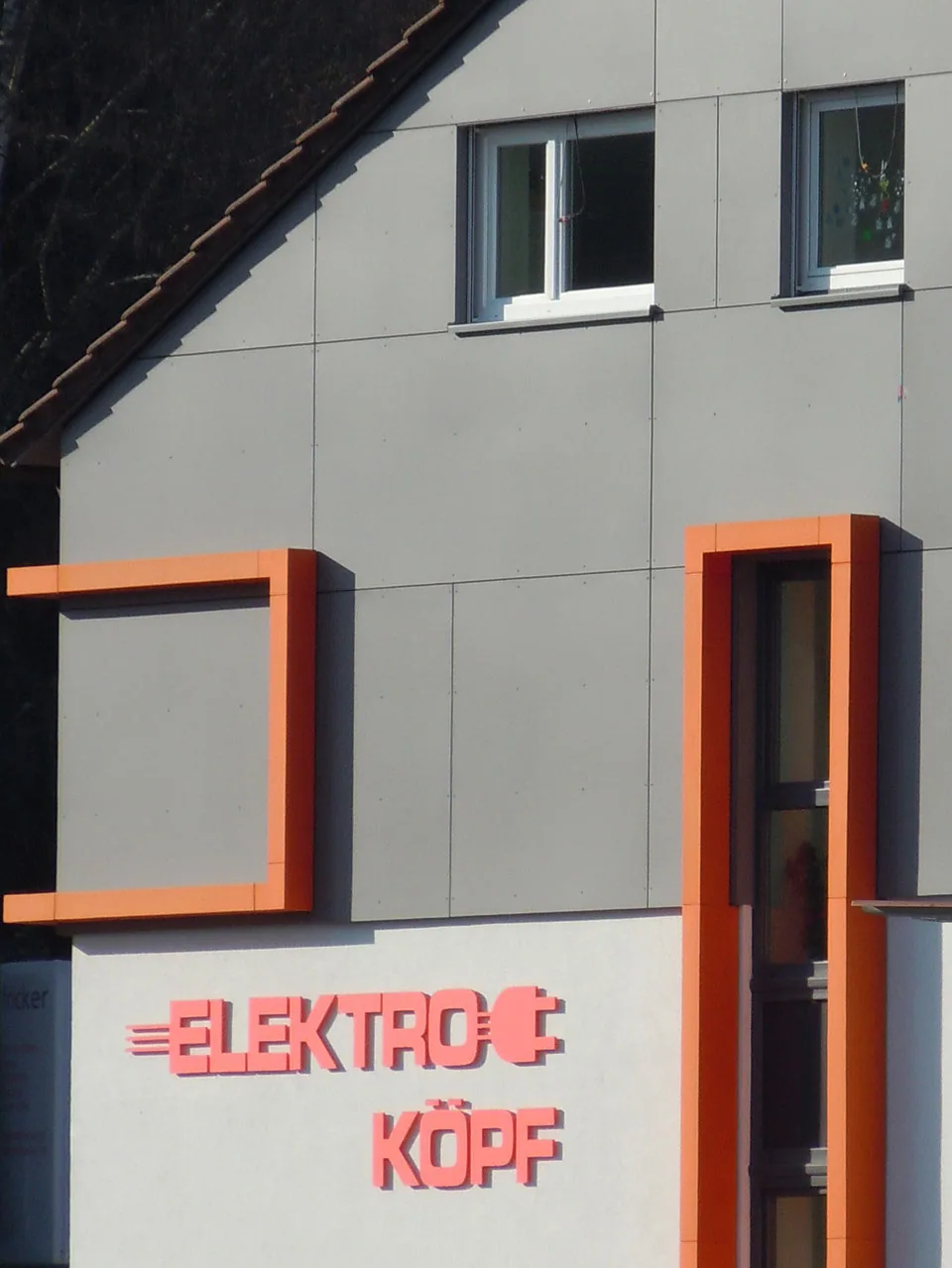 Vorgehängte, wärmegedämmte Fassade der Schreinerei Haas